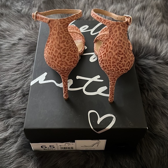 Giraffe Print Heels - Picture 4 of 6